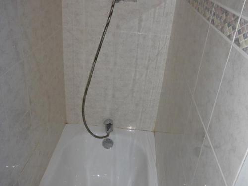 une douche avec un tuyau dans une salle de bain dans l'établissement Studio confortable au Sauze, proche pistes, 4 couchages - FR-1-804-53, à Enchastrayes