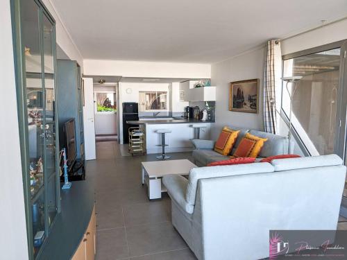 un salon avec un canapé et une cuisine dans l'établissement Appartement Duplex T3 Vue Port, Parking - FR-1-825-57, à La Rochelle