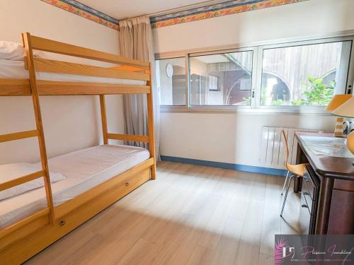 - une chambre avec des lits superposés, un bureau et une fenêtre dans l'établissement Appartement Duplex T3 Vue Port, Parking - FR-1-825-57, à La Rochelle