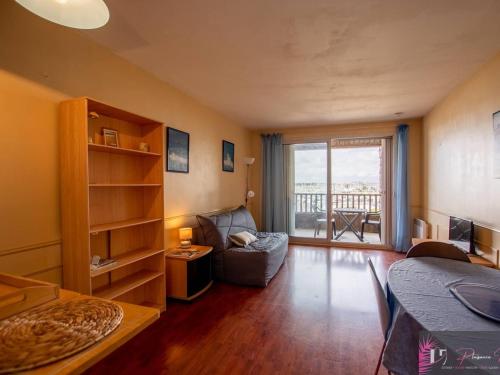 Photo de la galerie de l'établissement Studio meublé proche plage avec parking - FR-1-825-64, à La Rochelle