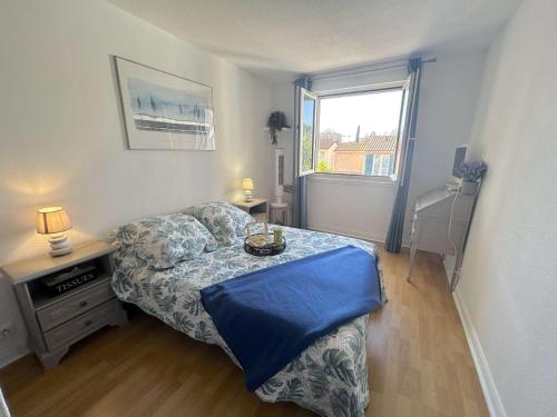 une chambre avec un lit, une table et une fenêtre dans l'établissement Appartement spacieux 3 pièces, climatisé avec parking à Saint-Raphaël - FR-1-226A-202, à Saint-Raphaël