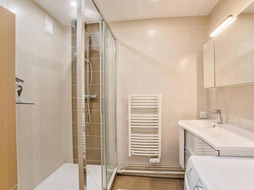 une salle de bain avec douche et lavabo dans l'établissement Appartement à Cabourg avec Balcon et Cuisine Équipée - FR-1-788-57, à Cabourg