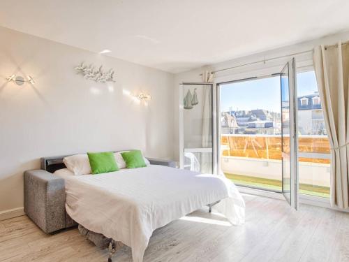 une chambre avec un lit et une grande fenêtre dans l'établissement Appartement à Cabourg avec Balcon et Cuisine Équipée - FR-1-788-57, à Cabourg
