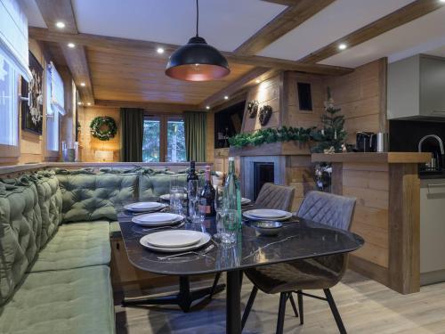 une salle à manger avec une table et un canapé dans l'établissement Courchevel 1850: Duplex charmant 6 pers près centre, parking, wifi - FR-1-631-228, à Courchevel
