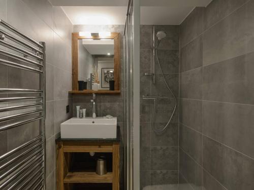 a bathroom with a sink and a shower at Courchevel 1850: Duplex charmant 6 pers près centre, parking, wifi - FR-1-631-228 in Courchevel