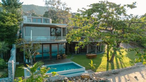 Bazén v ubytování Vows Villa Beachfront nebo v jeho okolí
