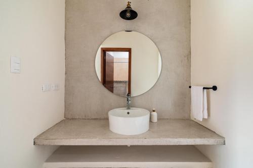 a bathroom with a white sink and a mirror at Casa Ámbar, tu casa en Mérida in Mérida