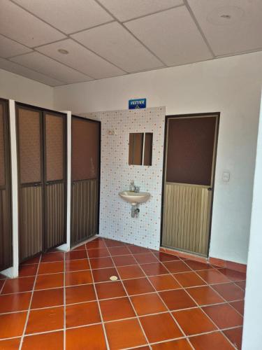 an empty bathroom with a sink and a tiled floor at MARKEZ Campestre in Cumaral