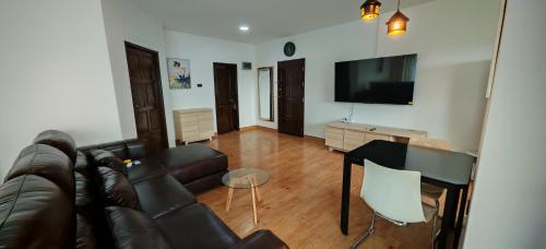 Μια τηλεόραση ή/και κέντρο ψυχαγωγίας στο Condo Express View Talay 6