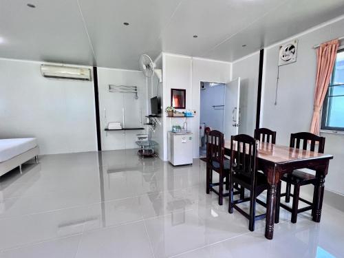 Kuchyň nebo kuchyňský kout v ubytování พายเนอรี รีสอร์ท @แหล่มแท่น (Pinery Resort)
