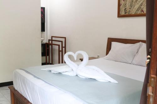 Postel nebo postele na pokoji v ubytování Adhya Guest House