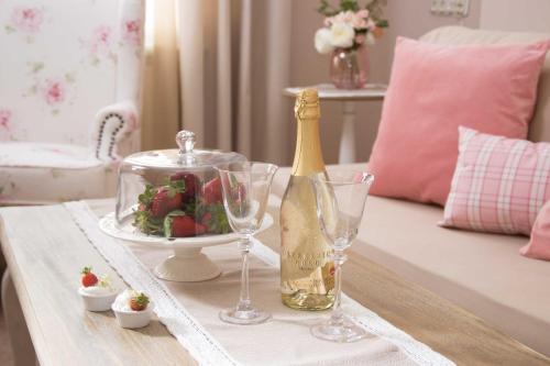 Una mesa con una botella de champán y copas. en Family hotel The Castle, en Shumen
