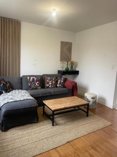 ヴィルヌーヴ・シュル・ロットにあるMaison familiale 4 Chambresのソファとコーヒーテーブルのあるリビングルーム