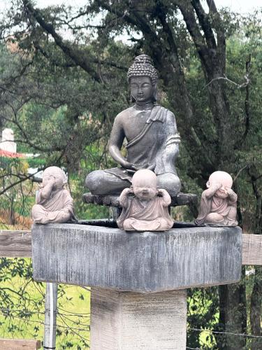a statue of a woman sitting on top at Glamping-Zingo in Santa Ana Jilotzingo