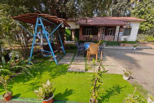 Taman di luar Savita Farmhouse