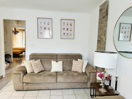 un salon avec un canapé et un miroir dans l'établissement Antibes centre-ville, 2 bedrooms 6 pers, Climatisation, à Antibes