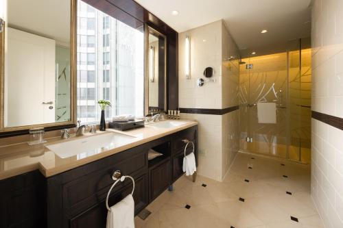 Uma casa de banho em Paramount Gallery Hotel