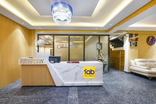 Postel nebo postele na pokoji v ubytování FabHotel DM 45 - Nr Millenium city center Metro