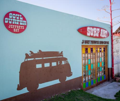 Supertubes Guesthouseに飾ってある許可証、賞状、看板またはその他の書類