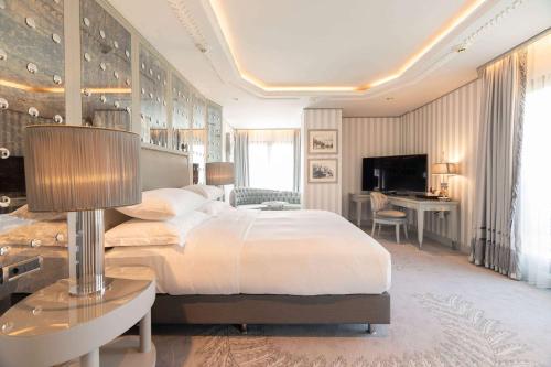 Letto o letti in una camera di Wyndham Grand Istanbul Kalamış Marina Hotel