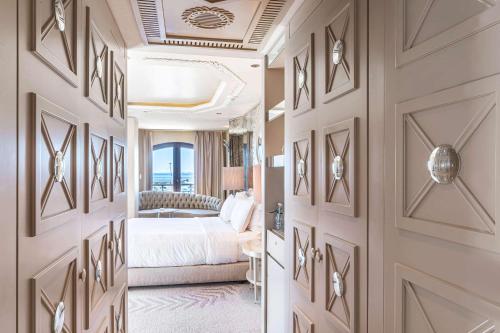 Letto o letti in una camera di Wyndham Grand Istanbul Kalamış Marina Hotel