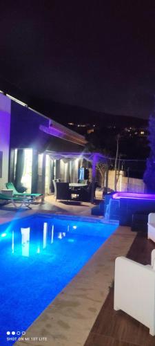 LUXURY VILLA SEA VIEWS HEATED POOL private jacuzzi wifi bbq parking tennis court