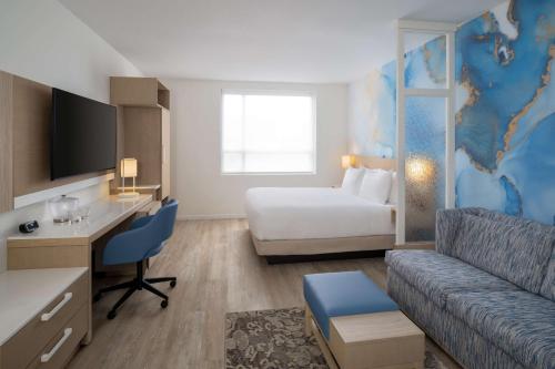Hyatt Place Delray Beachにあるベッド