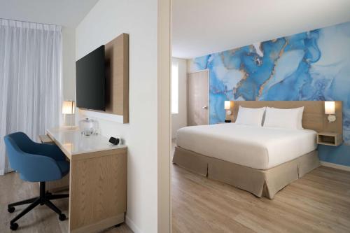 Hyatt Place Delray Beachにあるベッド