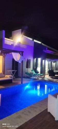 Hồ bơi trong/gần LUXURY VILLA SEA VIEWS HEATED POOL private jacuzzi wifi bbq parking tennis court