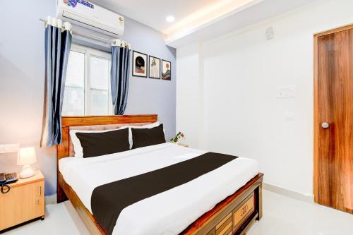 Postel nebo postele na pokoji v ubytování Super Townhouse Lanco Hills Gachibowli