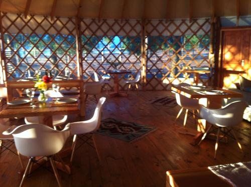Um restaurante ou outro lugar para comer em Magma Lodge, Pucon