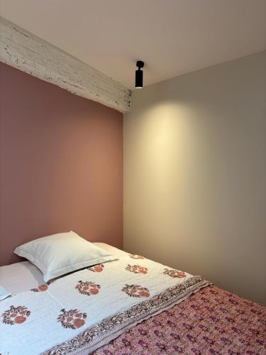 une chambre avec un lit avec un couvre-lit blanc dans l'établissement MAGNOLIA Appartement déco, à La Ciotat