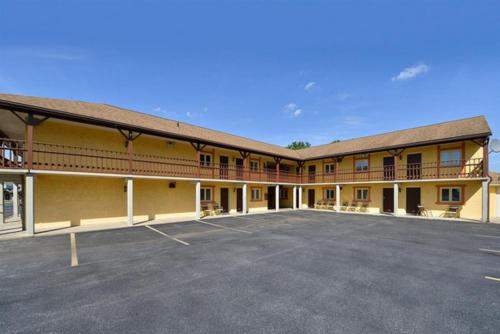 a large parking lot in front of a motel at Soudersburg Inn & Suites Lancaster in Ronks