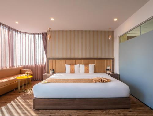 Кровать или кровати в номере V Hotel Nha Trang