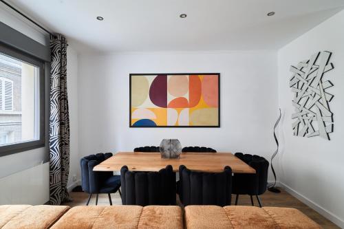 une salle à manger avec une table et des chaises en bois dans l'établissement MM Suites Town House Terrasse, à Reims
