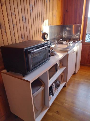 una cucina con tostapane e forno a bancone di Vanessa et Julien 1 a Vailly-sur-Sauldre