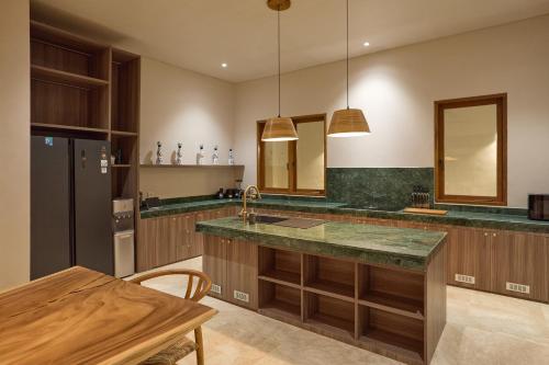 Dapur atau dapur kecil di Fale Seminyak - Brand New Modern Luxury 5BR Villa in Seminyak with Private Pool, Gym & Massage Room