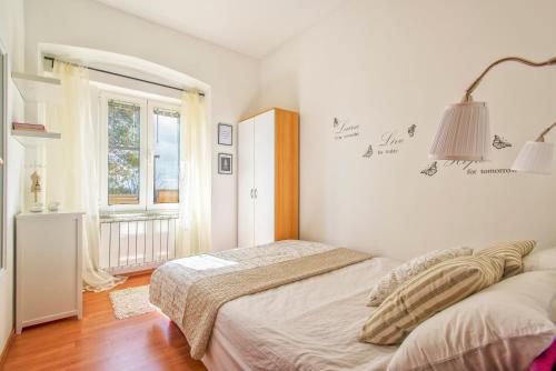 - une chambre avec 2 lits et une fenêtre dans l'établissement Apartment Living with Nature, à Pula
