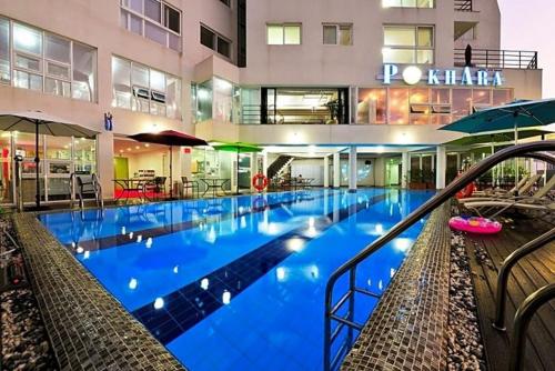 a large blue swimming pool in a building at 거제 아쿠아리우스 in Geoje 