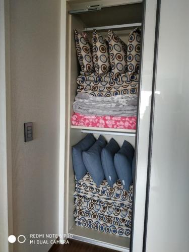 a closet filled with lots of vases and towels at 거제 아쿠아리우스 in Geoje 