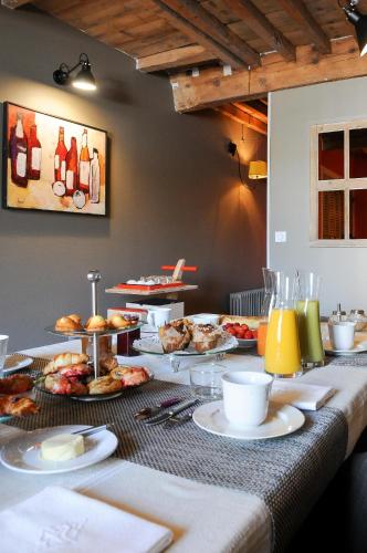 une table avec des assiettes de nourriture dans l'établissement Les Parfums de Madeleine, à Montbrison