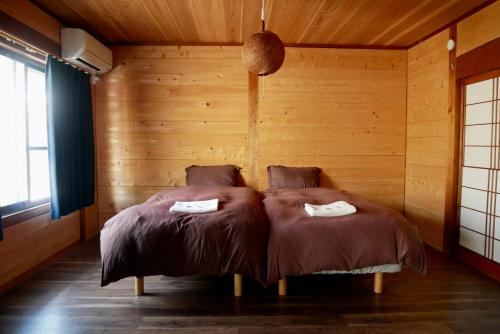Postel nebo postele na pokoji v ubytování GUESTHOUSE 黒mame庵
