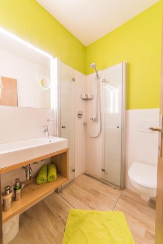 a bathroom with a sink and a shower and a toilet at Residence Sardis in Castelbello-ciardes