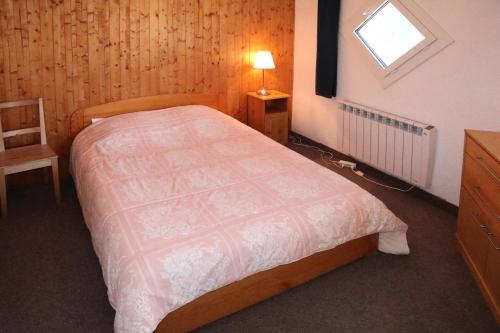 une chambre avec un lit, une lampe et une fenêtre dans l'établissement Résidence Les Cembros - 2 pièces 6 personnes MAE-2324, à Le Mélézet