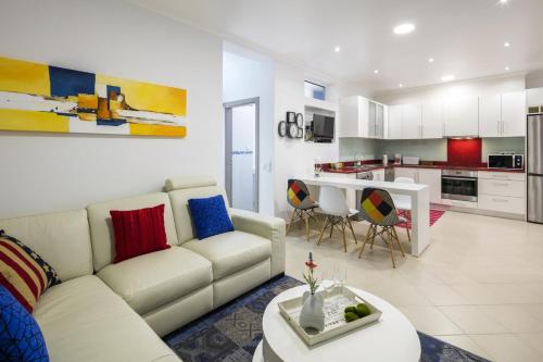 a living room with a couch and a table at Apt. À Porta in Lagos