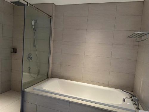 Ένα μπάνιο στο A La Carte Ha Long Bay - Sea View Apartment