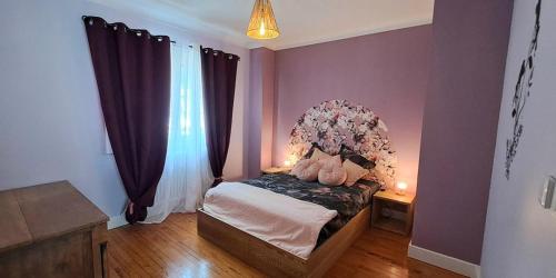 une chambre avec un lit avec un ours en peluche dessus dans l'établissement Le Grand Cosy d 'Emma, T3 CLIMATISÉ, 75m2, à Ugine