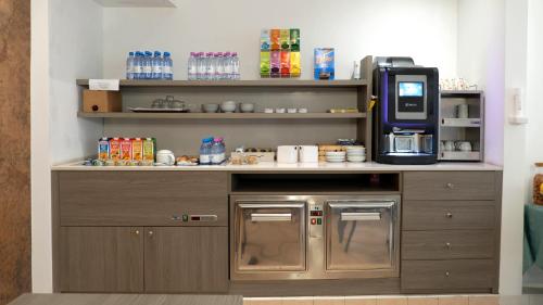 a counter with a cash register and a drink machine at Hotel Garnì Villa Fontana in Trento