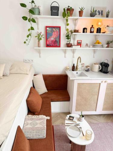 Cette petite chambre comprend un lit et un lavabo. dans l'établissement Beautiful Studio close Place de la Comédie in city center, à Montpellier