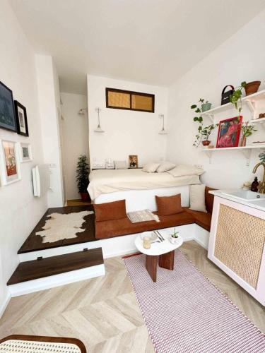 une chambre avec un lit et une télévision dans l'établissement Beautiful Studio close Place de la Comédie in city center, à Montpellier